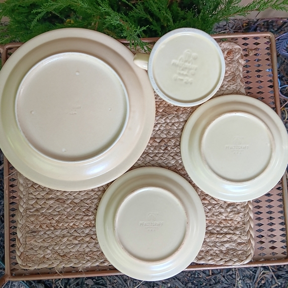 Pfaltzgraff "Village" Lot of 4 - Picture 2 of 2